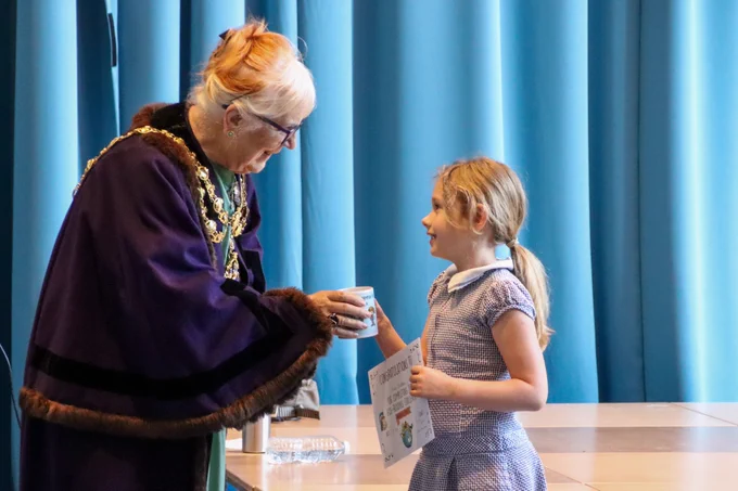 Deputy Mayor, Councillor Finna Ayres interacting with OA Putney pupil.