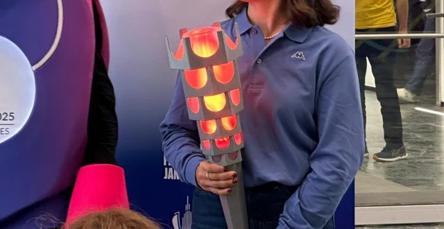 "La Guarini", la Torcia dei Giochi Mondiali Universitari invernali 2025. Rappresenta la Mole Antonelliana al contrario ed è illuminata con led rossi. 