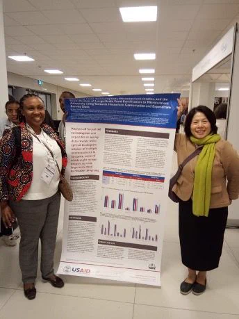 Dr Germana Layna and Rie with their research poster