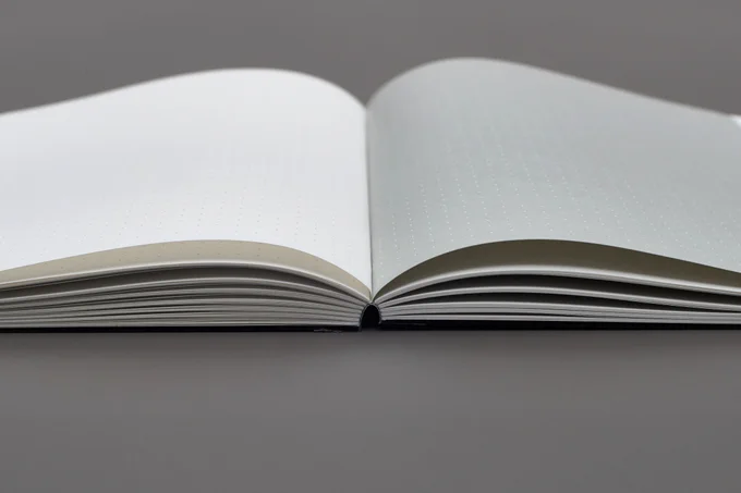 192-pages A5 sketchbook, laying flat thanks to the cold-glue stitched binding.