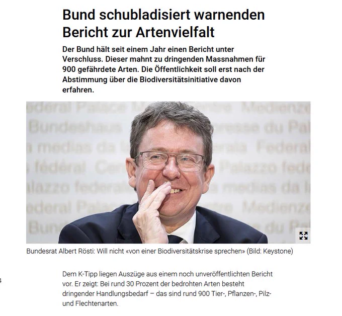 ein Mann im Anzug und mit Brille