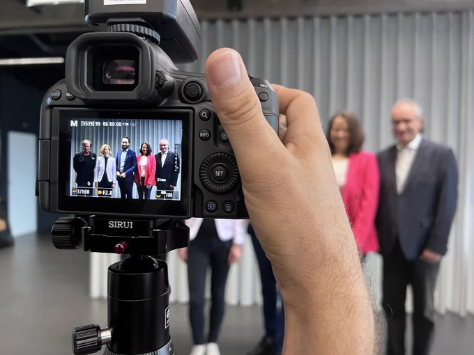 CEOs FOR FUTURE Team Fotoshooting mit  Kienzl Karl – Obmann, Birgit Kraft-Kinz – Obmann-Stellvertreterin, Lukas Kienzl – Vorstand, Jens Hurtig – Vorstand, Christiane Brunner – Vorständin und Climate Business Circle Initiatorin, sowie Nina Perbin und Chahnaz Baghdadi // Fotocredit: CEOs FOR FUTURE/Martin Hron. 