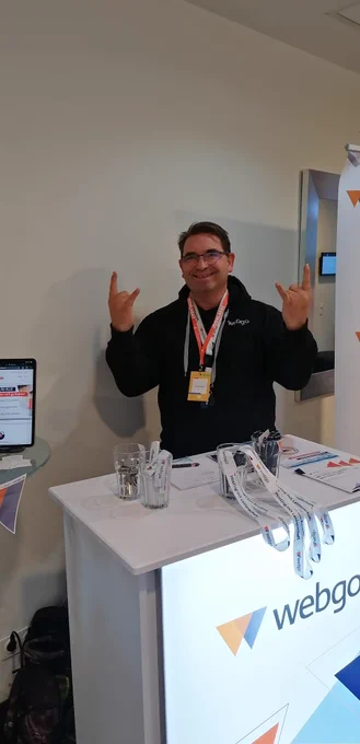 Am ersten Tag der JoomlaDay in Hamburg erlebten wir tolle Gespräche und Vorträge. Unser Vertriebsmitarbeiter Jens hat beste Stimmung und freut sich darauf, Euch an unserem webgo-Stand kennenzulernen. Schaut gern vorbei!