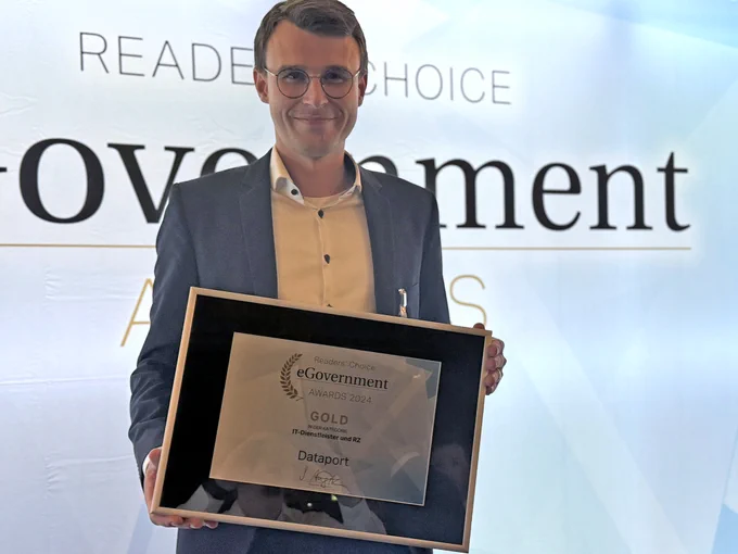 Vincent Patermann hält die Urkunde des eGovernment-Awards