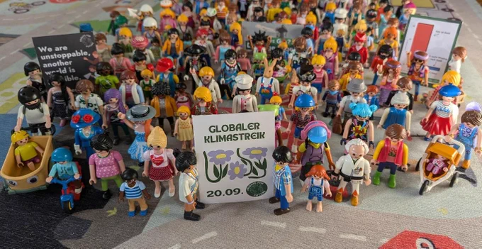 Eine FFF Demo nachgebaut mit diversen Playmobilfiguren inkl. den aktuellen Mobi Material Aufklebern als Demo Plakate. 