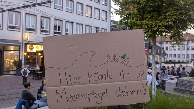 Demoschild: "Hier könnte ihr Meeresspiegel stehen!"