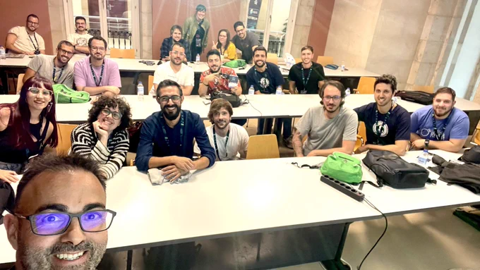 Selfie con las personas que han asistido al tler de optimización de imágenes en la Pulpocon 2024