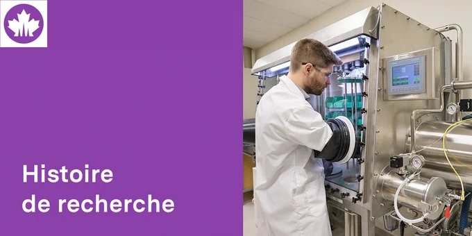 IMAGE : Le Dr Arthur Situm, titulaire de la Chaire de recherche du Canada sur les petits réacteurs nucléaires modulaires – sécurité et délivrance des autorisations, à la University of Regina, effectue une expérience en environnement contrôlé à l'intérieur d'une boîte à gants spécialisée LC Systems, dans le laboratoire d'analyse de la corrosion par le combustible sur les petits réacteurs modulaires.