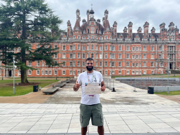 HPI-Doktorand Ziena Zeif vor dem Royal Halloway der Universität London