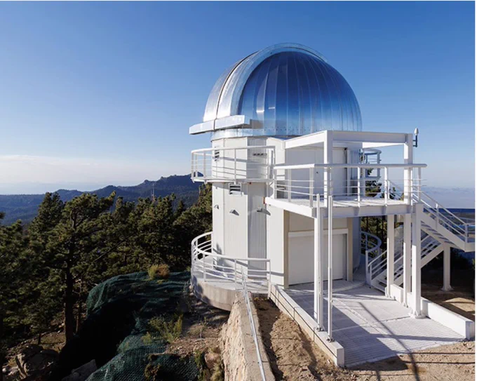 Coupole du télescope terrestre COLIBRI installé à l’Observatoire astronomique national de San Pedro Mártir au Mexique, Basse Californie. Situé à environ 2800 m d’altitude, le site bénéficie de conditions d’observations exceptionnelles qui le classe parmi les meilleurs au monde. 

©COLIBRI&A. Watson, UNAM