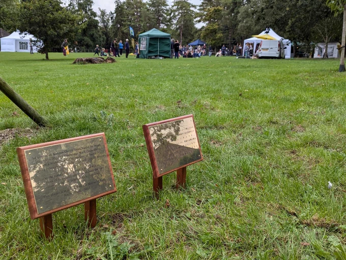 A close-up of the two plaques, one in English and one in Japanese.