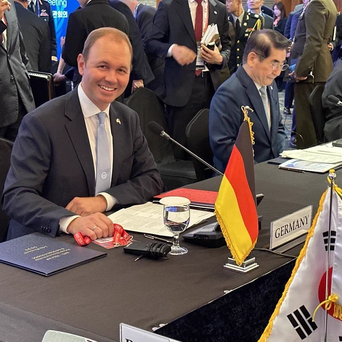 Der Parlamentarische Staatssekretär Nils Hilmer an einem Besprechungstisch.

Credits: Bundeswehr