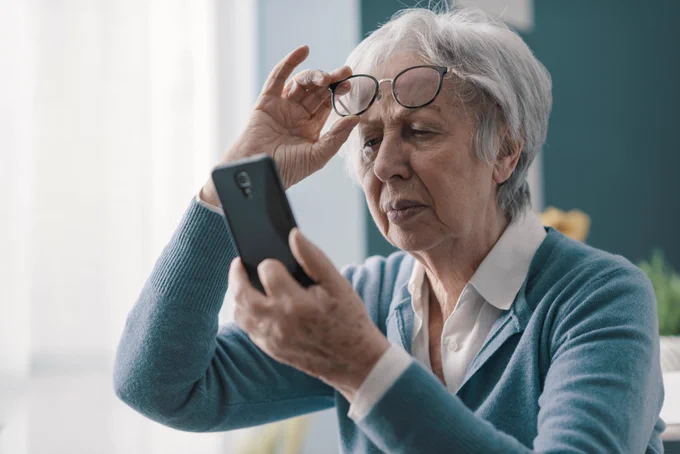 Image d'une personne âgée éprouvant de la difficulté à lire son téléphone portable. Crédit / Adobe Stock
