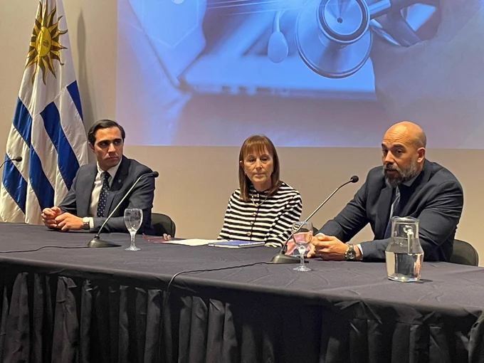 De izquierda a derecha: José Luis Satdjian, ministro interino de MSP; Alicia Rossi, presidenta de Junasa; y Hebert Paguas, director ejecutivo de Agesic. 