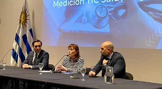 De izquierda a derecha: José Luis Satdjian, ministro interino de MSP, 
Alicia Rossi, directora de Junasa, y Hebert Paguas, director ejecutivo de Agesic. 
