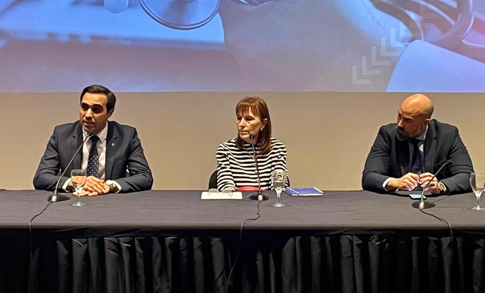 De izquierda a derecha: José Luis Satdjian, ministro interino de MSP, 
Alicia Rossi, directora de Junasa, y Hebert Paguas, director ejecutivo de Agesic. 