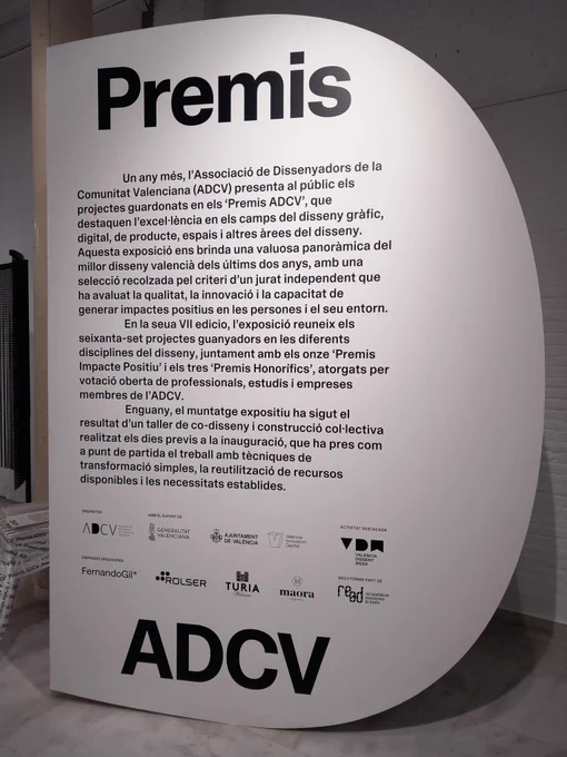 fotografía del cartel situado a la entrada de la inauguración y de los primeros visitantes