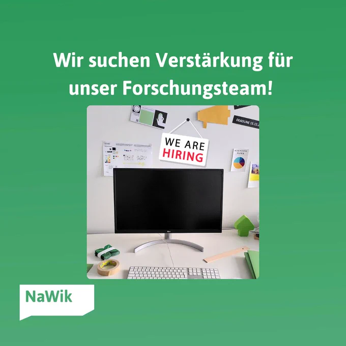 Grüner Hintergrund, weiße Überschrift: Wir suchen Verstärkung für unser Forschungsteam! Darunter ein Bild mit einem Schreibtisch mit Arbeitsutensilien und einem hängenden Schild auf dem in schwarzer und roter Schrift steht: WE ARE HIRING
Unten links das weiße NaWik Logo. 
