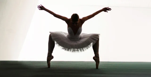 ballerina sulle punte con le braccia aperte - TorinoDanza
