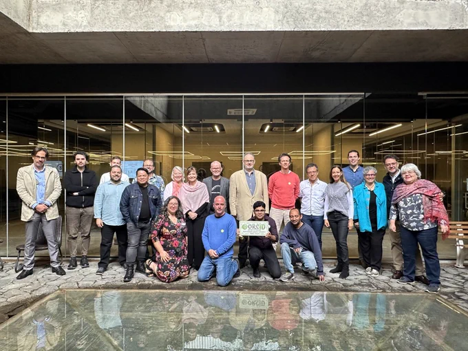 ORCID, organización internacional que promueve el uso de identificadores persistentes
para la investigación, fortalece su presencia en América Latina y el sur global con eventos
en nuestro país.
Del 9 al 12 de septiembre de 2024, Santiago de Chile fue la última sede de dos eventos
regulares de ORCID (Open Researcher and Contributor ID): ORCID Consortia Lead
Workshop y ORCID Board Meeting.
ORCID planifica reuniones periódicas para que los representantes proporcionen
actualizaciones, compartan buenas prácticas y discutan temas de interés para la comunidad
de consorcios y para la Junta Directiva de ORCID. Estos eventos son esenciales para
mantener una gobernanza eficaz, garantizar la participación de la comunidad y apoyar la
misión de ORCID.