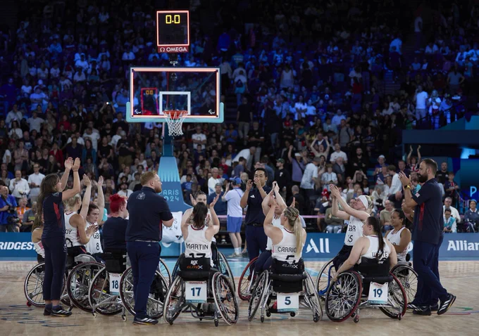 Our wheelchair basketball women cheer the crowd after a match in Paris in a circle