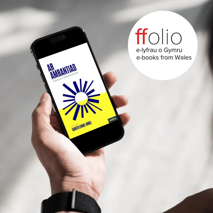 Llun o law yn dal ffon.  Ar y sgrin mae clawr y gyfrol Ar Amrantiad wedi ei olygu gan Gareth Evans-Jones.  Mae logo ffolio.cymru yn y gornel dop dde.