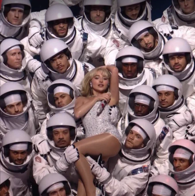 Sabrina Carpenter is posing with several astronauts at the VMAs. 
