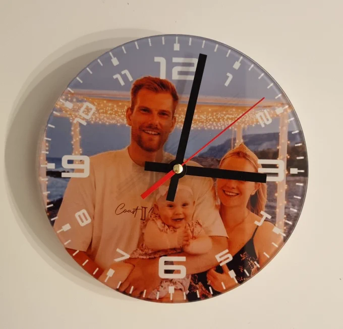 beautiful family photo of Ben Bowns, Jade Bowns And Tayah Bowns on a glass clock
