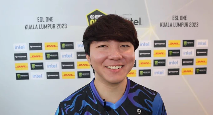 Picture source: Rosesa’s interview with Whitemon at ESL One Kuala Lumpur 2023.