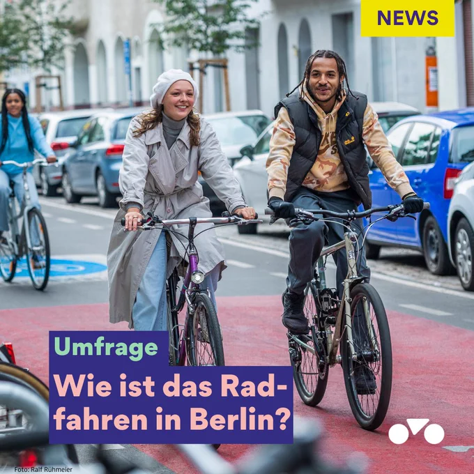 Menschen auf dem Rad, davor Text: Umfrage: Wie ist das Radfahren in Berlin?