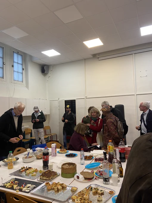 Echange entre bénévoles autour d'un buffet au foyer millenium qui nous a abrité après l'orage !