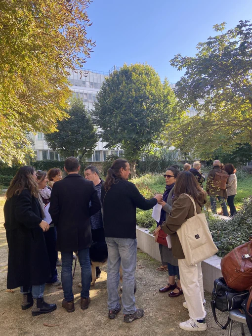 Echange de bénévoles au jardin Hélène Keller sous un ciel dégagé.