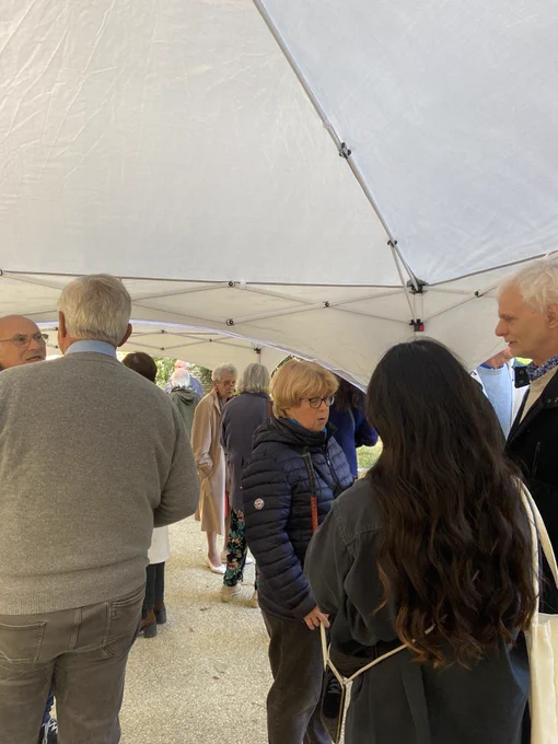 Echange entre bénévoles sous un barnum au Jardin Hélène Keller à l'INJA qui nous a abrité au début des averses ! 