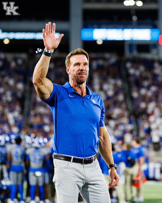 Tim Couch waving to the crowd at Kroger Field. 