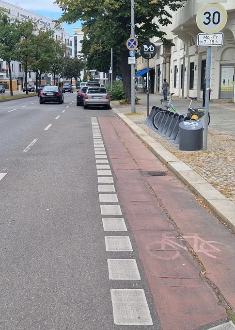 Foto mit Radweg der an abgestellten Kfz endet