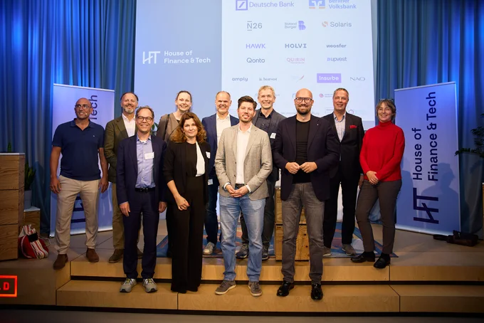 Wirtschaftsstaatssekretär Michael Biel, Dr. Sebastian Schäfer, Geschäftsführer HoFT.Berlin GmbH, Achim Oelgarth, Vorsitzender HoFT.Berlin Förderverein und weitere Akteurinnen und Akteure