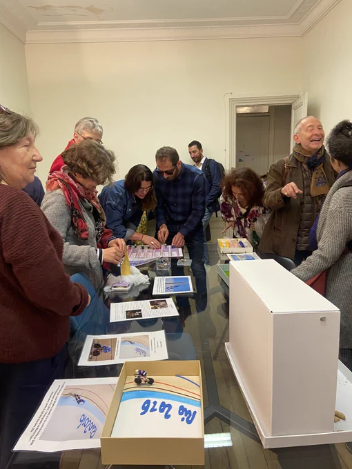 Sur cette photo on voit certains bénévoles DV et quelques membres du personnel entrain de découvrir les œuvres de l'exposition au toucher.