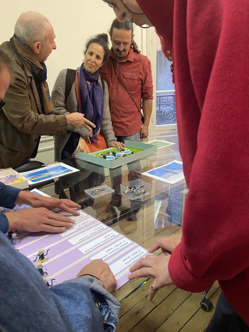Sur cette photo on voit certains bénévoles entrain de découvrir les œuvres de l'exposition au toucher.