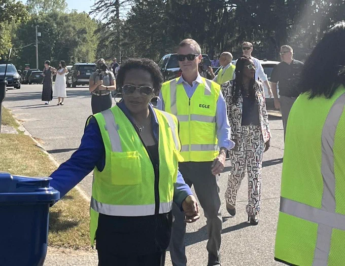 EGLE Director Phil Roos and EGLE Environmental Justice Public Advocate Regina Strong passes out carts to residents in Flint.
