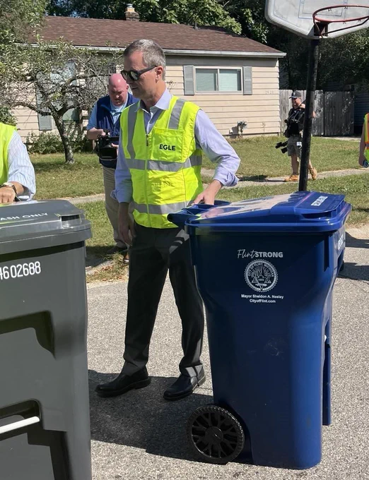 EGLE Director Phil Roos passes out carts to residents in Flint.