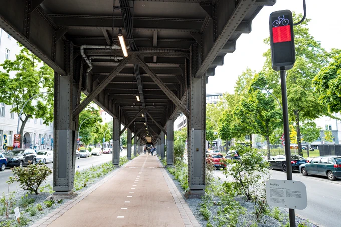 das Testfeld des Reallabor Radbahn unter dem Kreuzberger U-Bahn-Viadukt