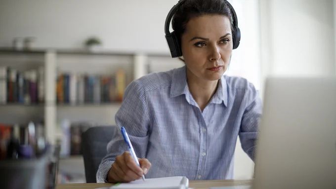 A person doing an online course on a computer.