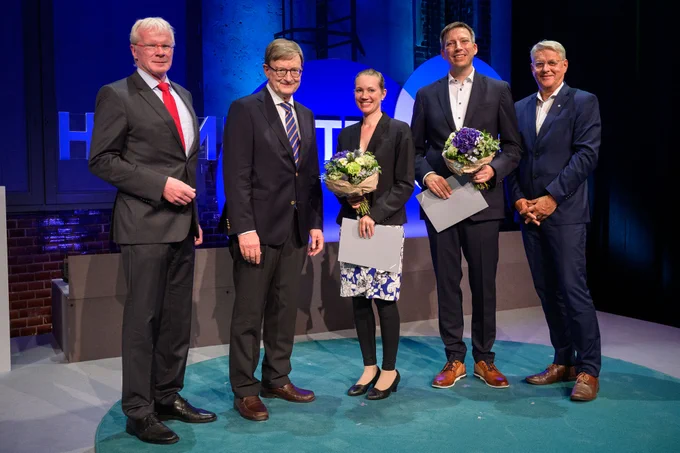 Ferdi Schüth, Juryvorsitzender, Direktor am Max-Planck-Institut für Kohlenforschung ; Otmar D. Wiestler, Präsident der Helmholtz Gemeinschaft; Ellen Sletten (UCLA); Oliver Bruns (NCT/UCC und DKFZ) sowie Volker Meyer-Guckel, Generalsekretär des Stifterverbandes für die Deutsche Wissenschaft (from left to right)
Photo: Helmholtz/Phil Dera