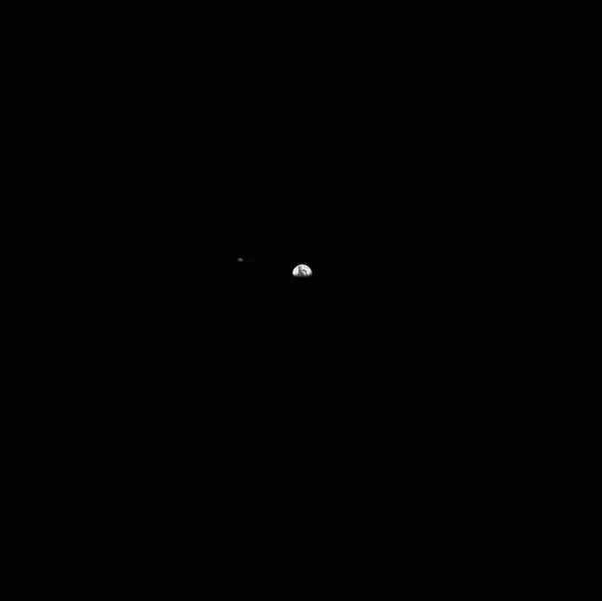 View of the Moon on the left and the Earth on the right, half lit. The two objects appear very tiny as they were photographed by Juice's monitoring camera from 5.3 million km away, and 5.7 million km away respectively.