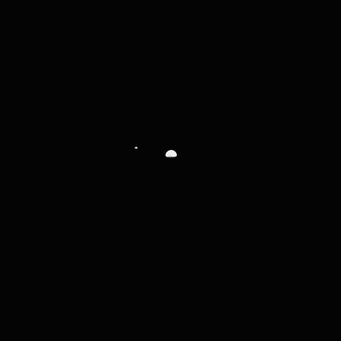 Same view, but a bit more saturated, of the Moon on the left and the Earth on the right, half lit. The two objects appear very tiny as they were photographed by Juice's monitoring camera from 5.3 million km away, and 5.7 million km away respectively.
