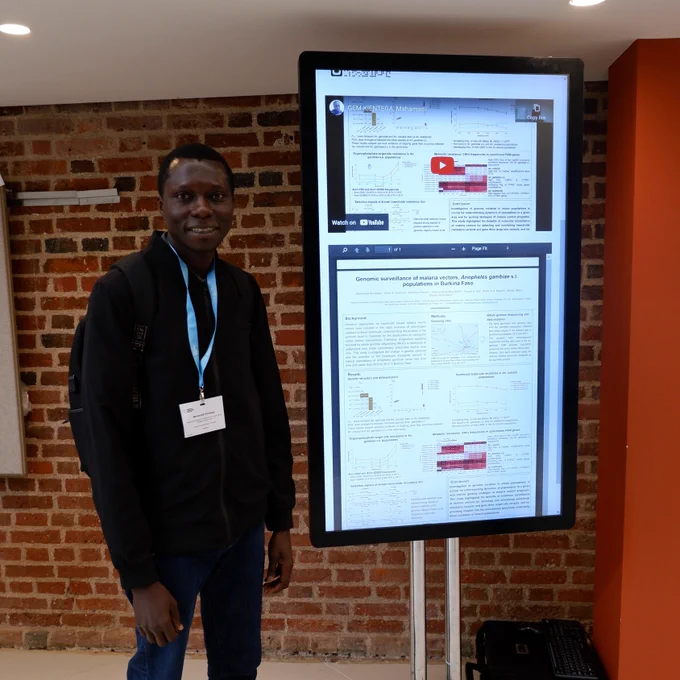 Mahamadi Kientega presents a poster on his study on genomic surveillance of the malaria vector Anopheles gambiae populations in Burkina Faso.