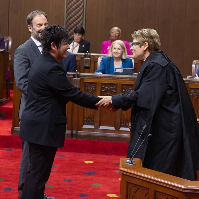 La Présidente du Sénat avec la sénatrice Muggli.
The Speaker of the Senate with Senator Muggli.