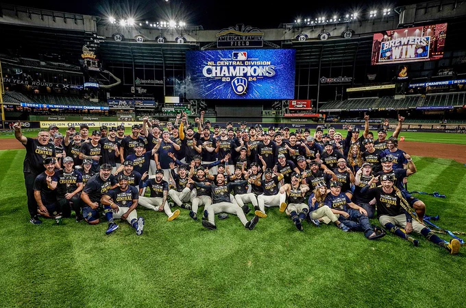 NL CENTRAL DIVISION CHAMPS TEAM PHOTO