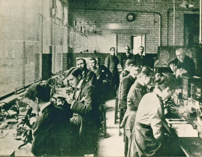 Manson lecturing a group of students in the original laboratory of the London School of Tropical Medicine