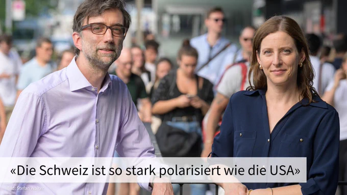 Die beiden Forscher draussen vor einem belebten Platz. Text: «Die Schweiz ist so stark polarisiert wie die USA»